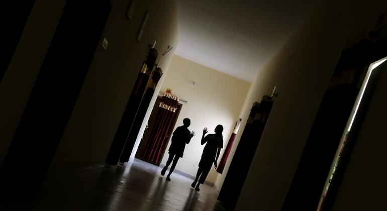 Такие психоэмоциональные нарушения, как тревожные расстройства и депрессия, широко распространены во всех странах и среди всех групп населения. На фото: девочки-подростки в Индии ожидают приема у специалиста по психическому здоровью. 